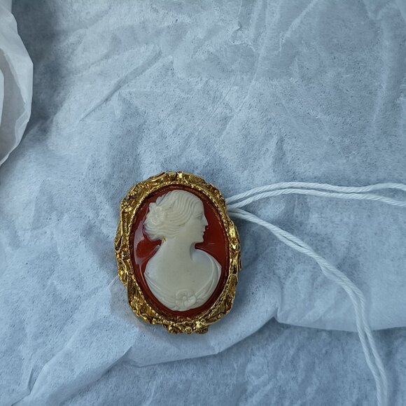 Victorian Inspired Romantic Cameo Brooch - Picture 3 of 3